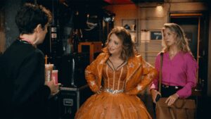 Rachel Dratch con un vestido naranja durante un sketch en los VMAs 2026