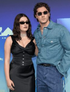 Ella Bright y Belmont Cameli posan en la alfombra azul de los MTV VMAs 2026