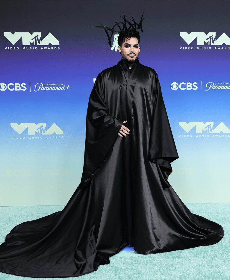 Adam Lambert con una capa negra de cola larga en la alfombra de los MTV VMAs 2026