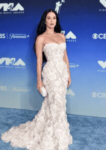 Katy Perry con un vestido blanco de flores en la alfombra de los MTV VMAs 2026