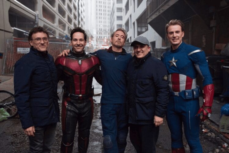 Los hermanos Russo junto a actores vestidos de Ant-Man y Capitán América en una calle de rodaje