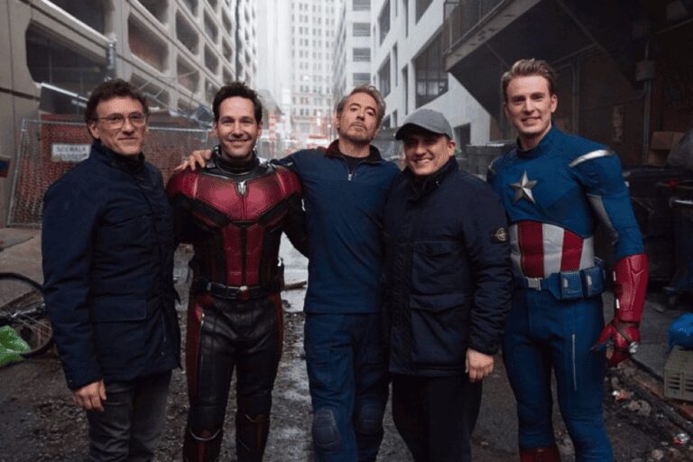 Los hermanos Russo junto a actores vestidos de Ant-Man y Capitán América en una calle de rodaje