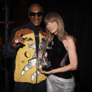 Taylor Swift y Snoop Dogg posan con un premio VMA