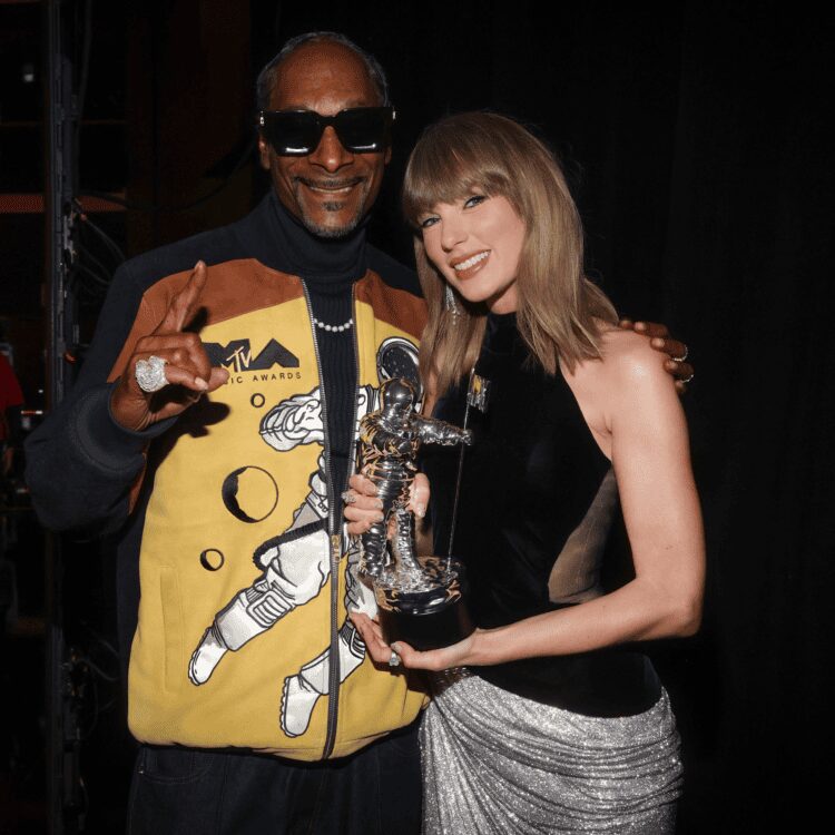 Taylor Swift y Snoop Dogg posan con un premio VMA