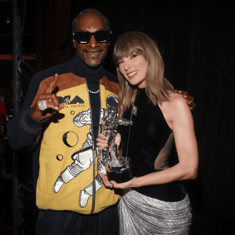 Taylor Swift y Snoop Dogg posan con un premio VMA
