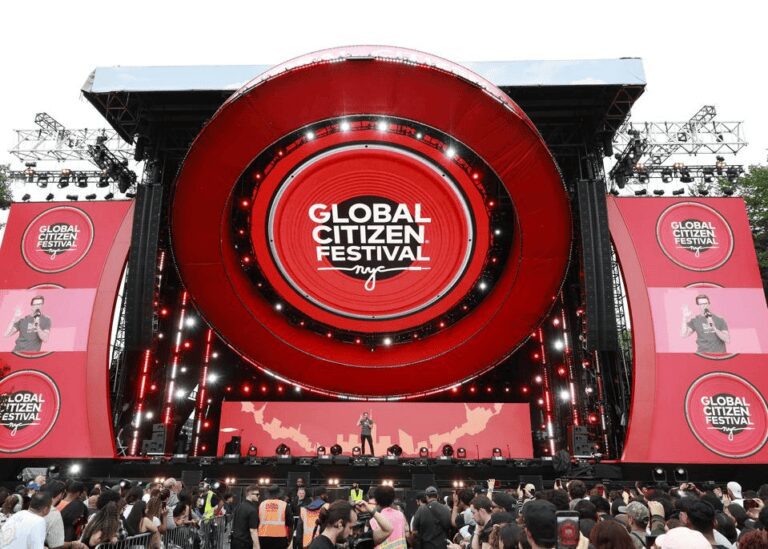 Escenario del Global Citizen Festival con el público frente a la tarima roja